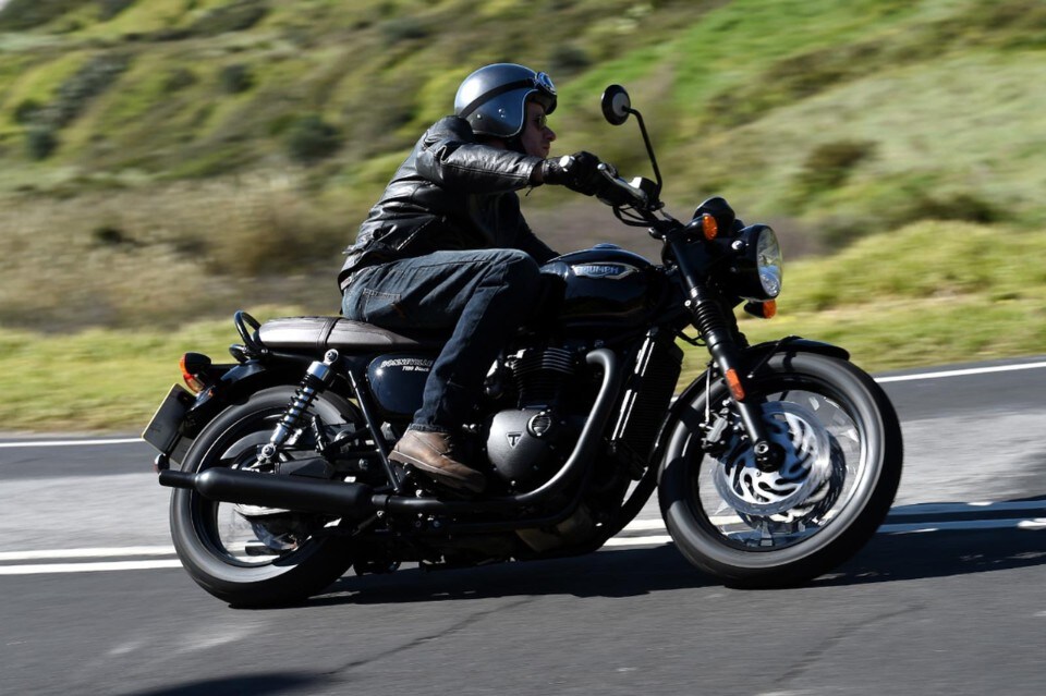 Triumph Bonnevile T120 e Thruxton R: giovani dentro