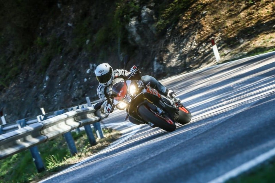 Aprilia Tuono V4 1100 Factory: una SBK senza carena