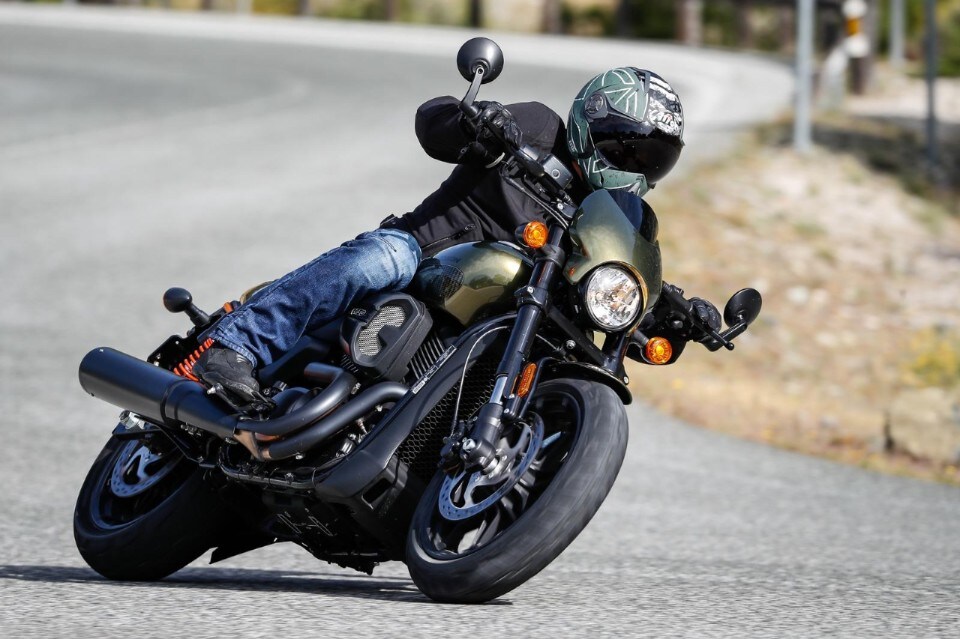 Harley-Davidson Street Rod: ingresso in piega