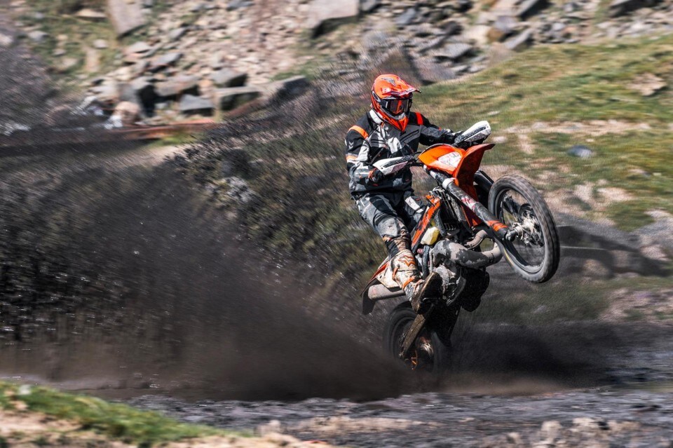 KTM 250-300 EXC TPI: abbiamo guidato il primo motore 2T a iniezione!