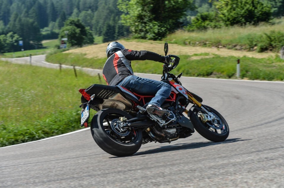 Aprilia Dorsoduro 900: sotto il vestito... cambia tutto