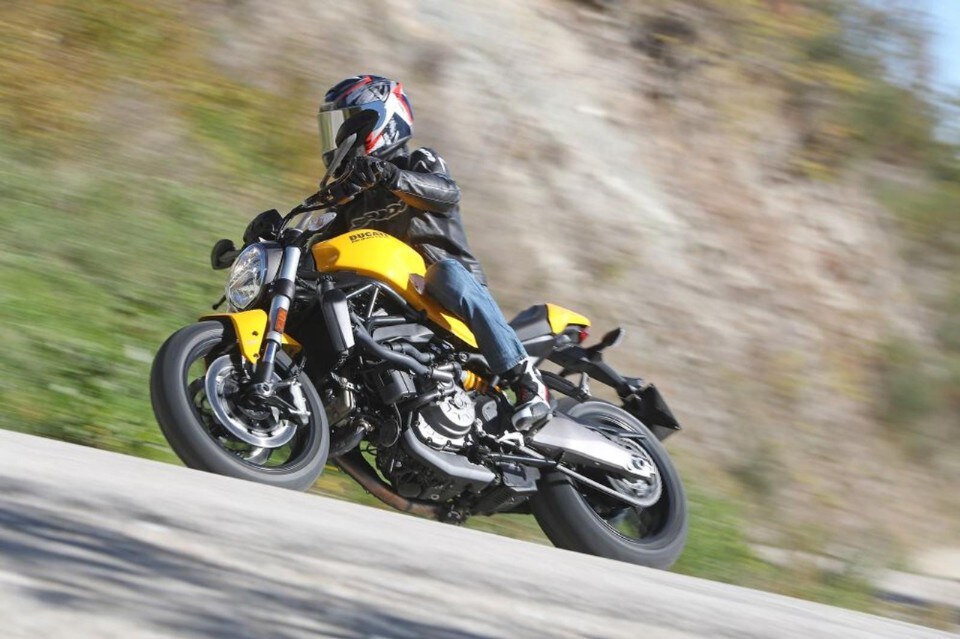 Ducati Monster 821: yellow back