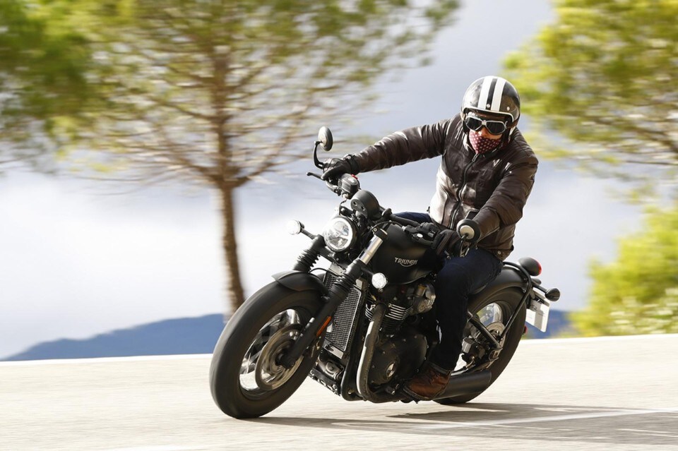 Triumph Bonneville Bobber Black: il primo test
