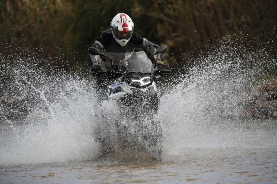 BMW F 850 GS: attacco frontale