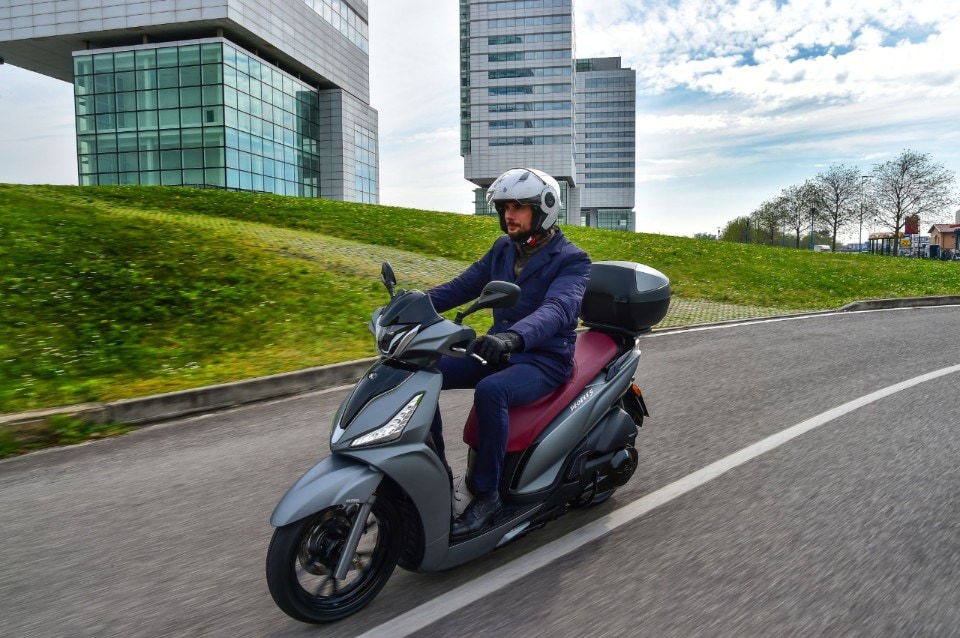 Kymco People S 300 ABS: connessi e sicuri