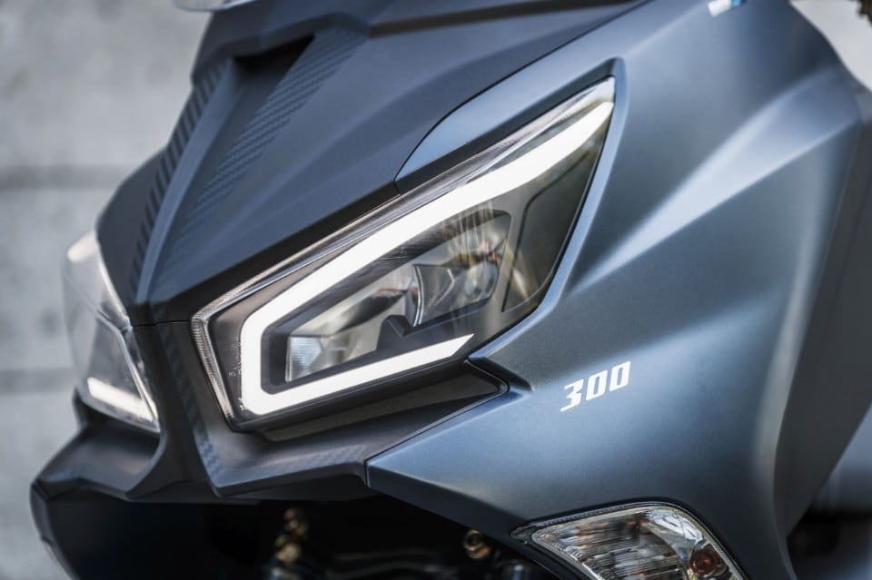 SYM Joymax Z+ 300, la prova, il prezzo, i pregi e difetti - Anteprima ...