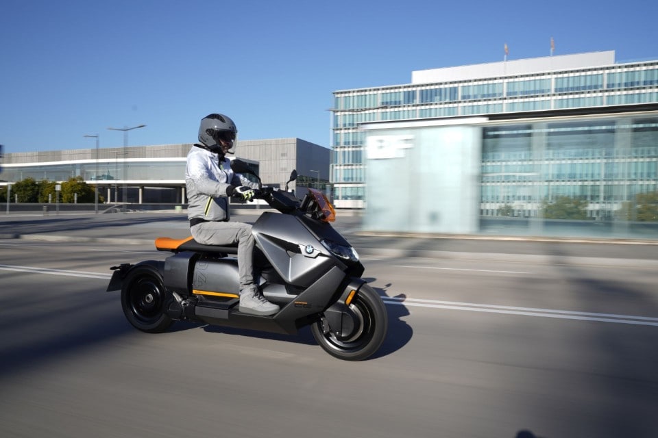 BMW CE 04: un UFO in città