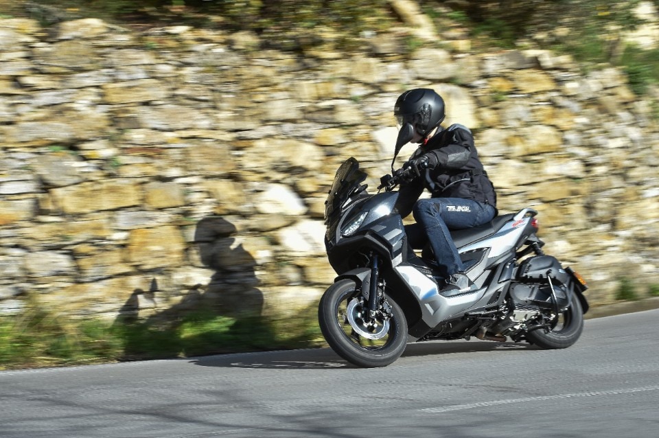 Aprilia SR GT: (oltre) lo scooter