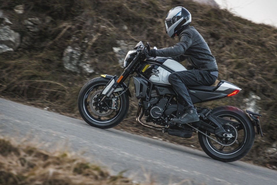 CFMOTO 700CL-X Sport VS Honda Hornet: confronto generazionale