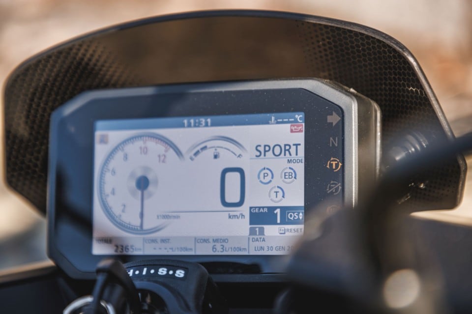 CFMOTO 700CL-X Sport VS Honda Hornet: confronto generazionale