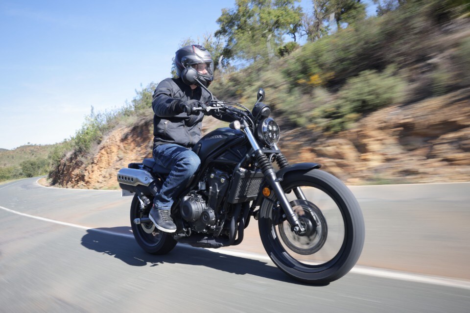 Honda CL500: il bicilindrico veste scrambler