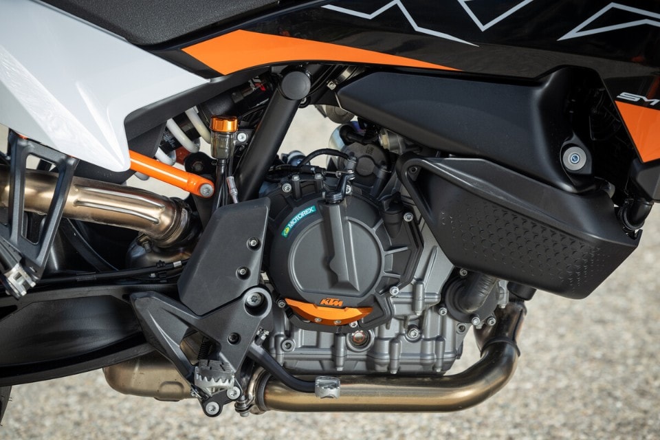 KTM 890 SMT, la prova: una nuova moto da teppisti in città!