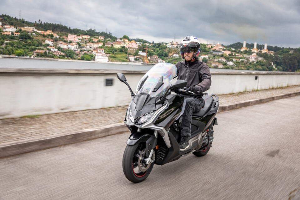 Kymco AK 550 Premium: lo sportivo si fa più turistico