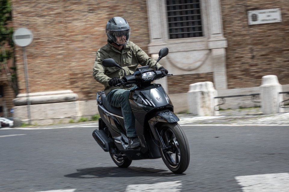 Peugeot Tweet: tutto ciò che serve per la città