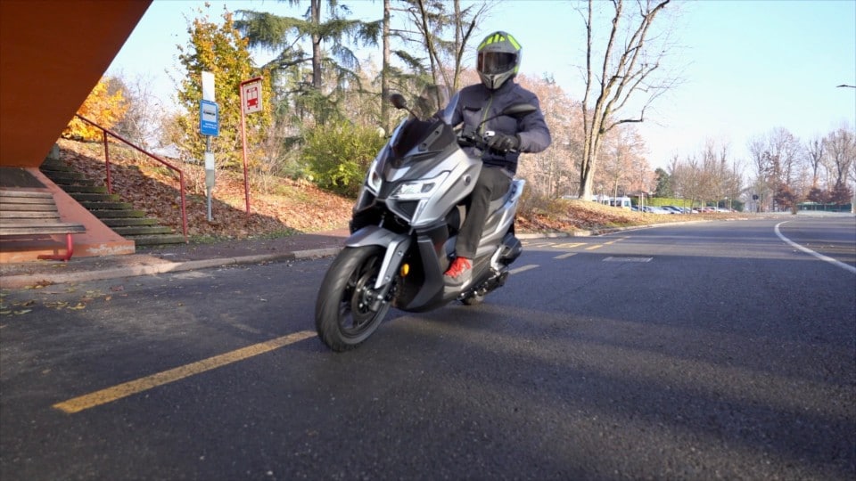 Voge Sfida SR1: il 125 con dotazione da 400 +VIDEO+