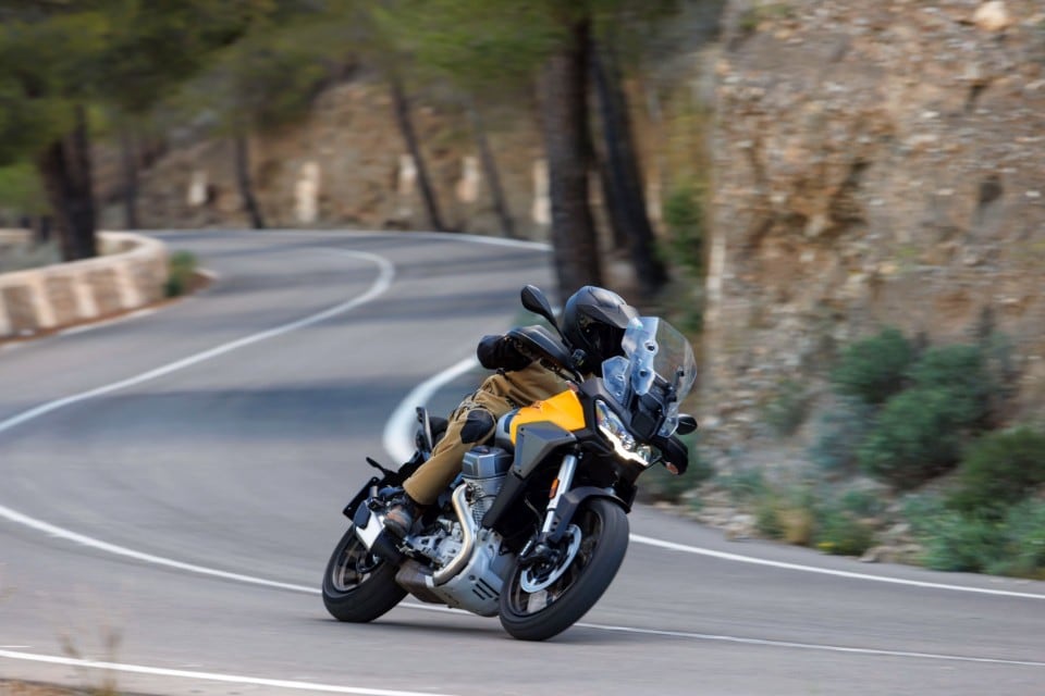 Moto Guzzi Stelvio: è amore alla prima curva! + VIDEO +