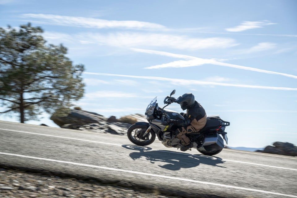 Moto Guzzi Stelvio: è amore alla prima curva! + VIDEO +