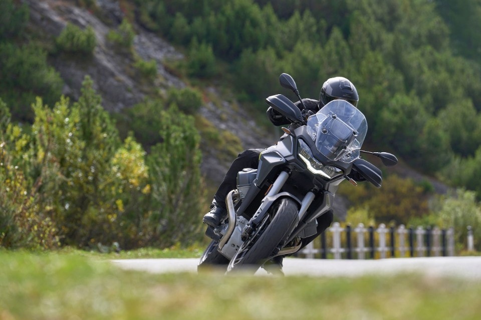 Moto Guzzi Stelvio: è amore alla prima curva! + VIDEO +