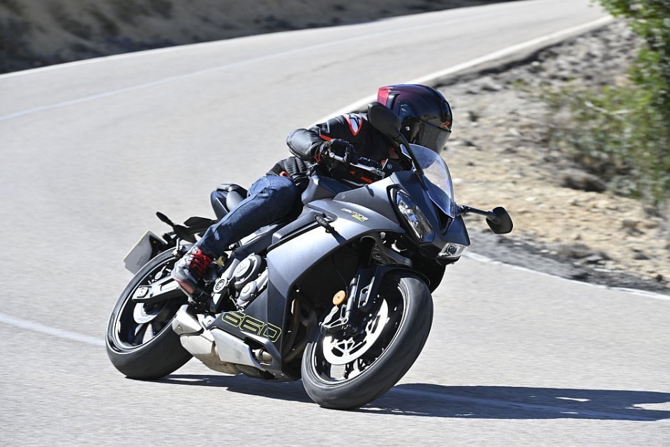 Triumph Daytona 660: dichiarazione di guerra +VIDEO+