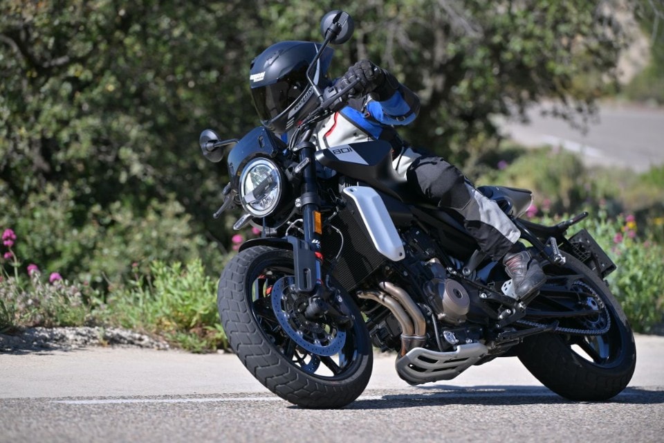 Husqvarna Svartpilen 801: una modern classic con gli anabolizzanti +VIDEO+