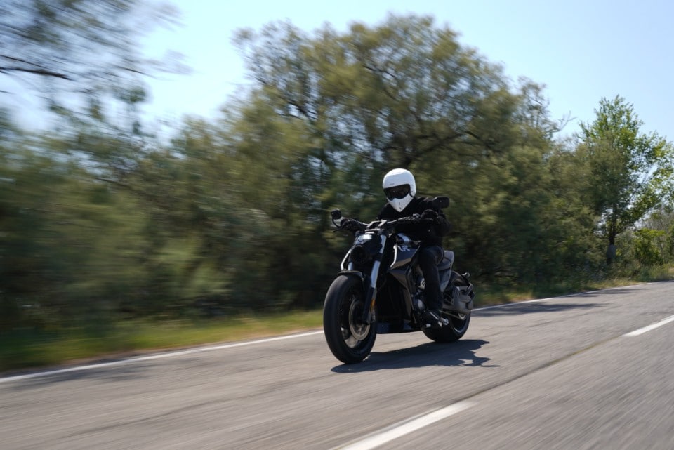 Ecco come va la Benda Motorcycles LFC700, una moto fuori dagli schemi