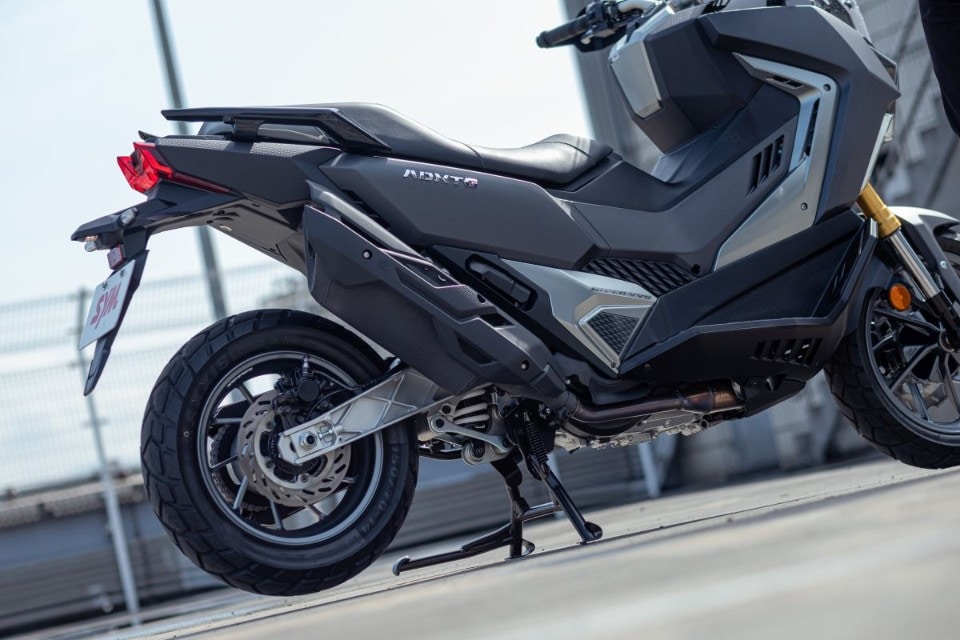 SYM ADXTG 400: lo scooter che sembra una moto 