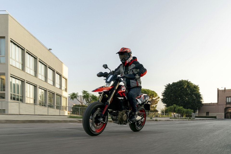 Test a Testa #14 - Ducati Hypermotard 698 RVE VS KTM 690 SMC R