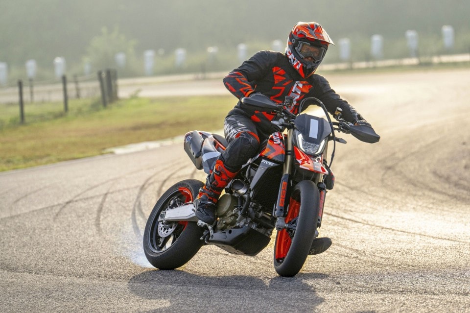 Test a Testa #14 - Ducati Hypermotard 698 RVE VS KTM 690 SMC R