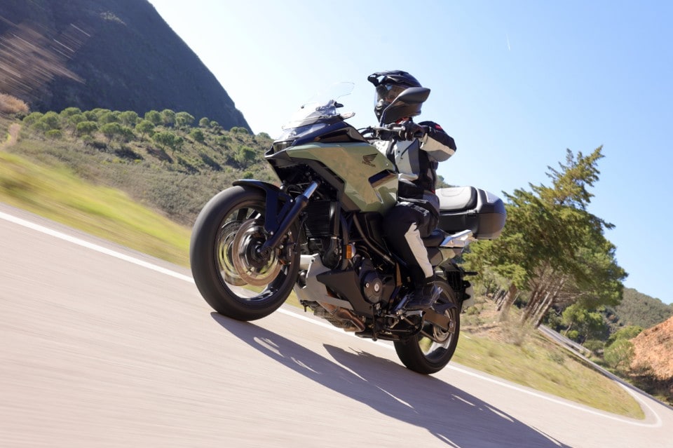 Honda NC750X 2025: magari non vi piace, ma è la moto definitiva. Ecco perché