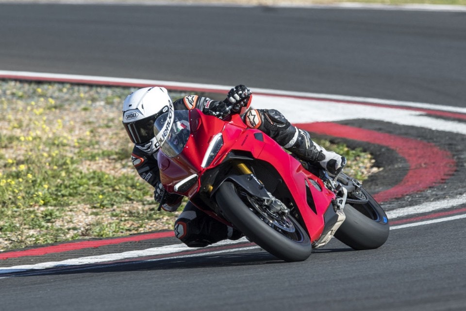 Non c'è il desmo? E chi se ne frega! La Ducati Panigale V2 è una moto spettacolare