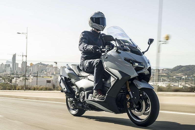 Yamaha TMAX: il maxi scooter che fa impallidire le moto +VIDEO+