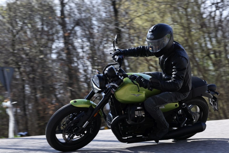 Moto Guzzi V7 Sport: torna la miglior moto al mondo +VIDEO+