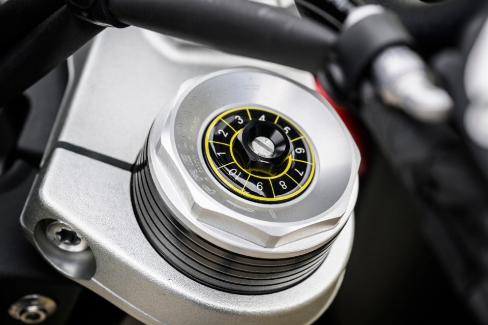 Prendeteci pure per matti, ma la BMW R12 G/S è la vera erede della R80 G/S: ecco perché 