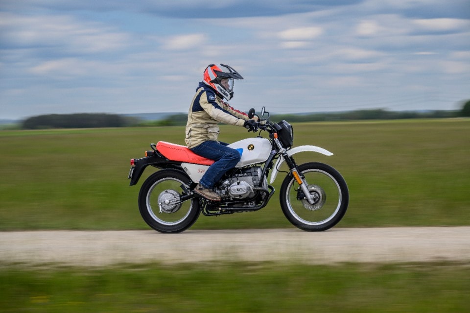 Prendeteci pure per matti, ma la BMW R12 G/S è la vera erede della R80 G/S: ecco perché 