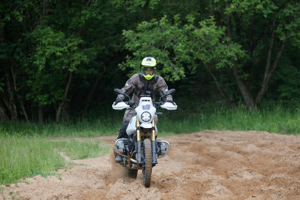 Prendeteci pure per matti, ma la BMW R12 G/S è la vera erede della R80 G/S: ecco perché 