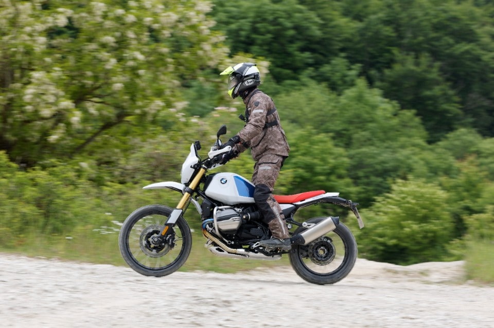 Prendeteci pure per matti, ma la BMW R12 G/S è la vera erede della R80 G/S: ecco perché 