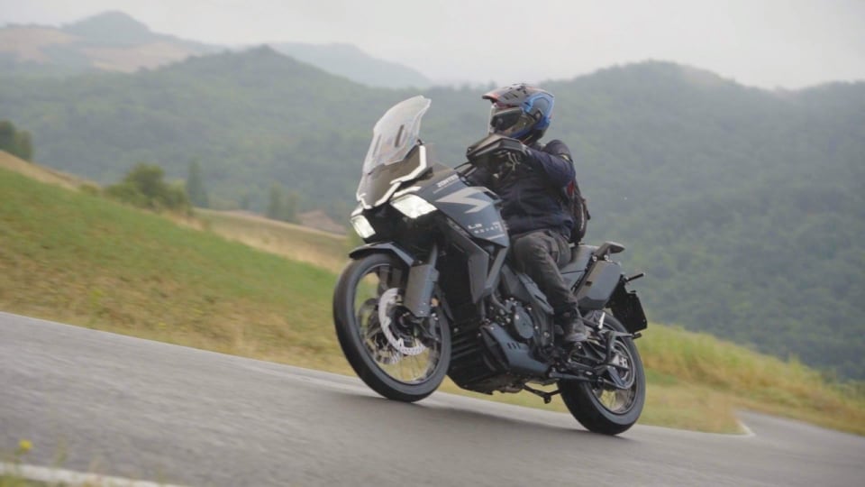 CROSSOVER 700 CINESI: tutte le rivali della Benelli TRK 702 a confronto