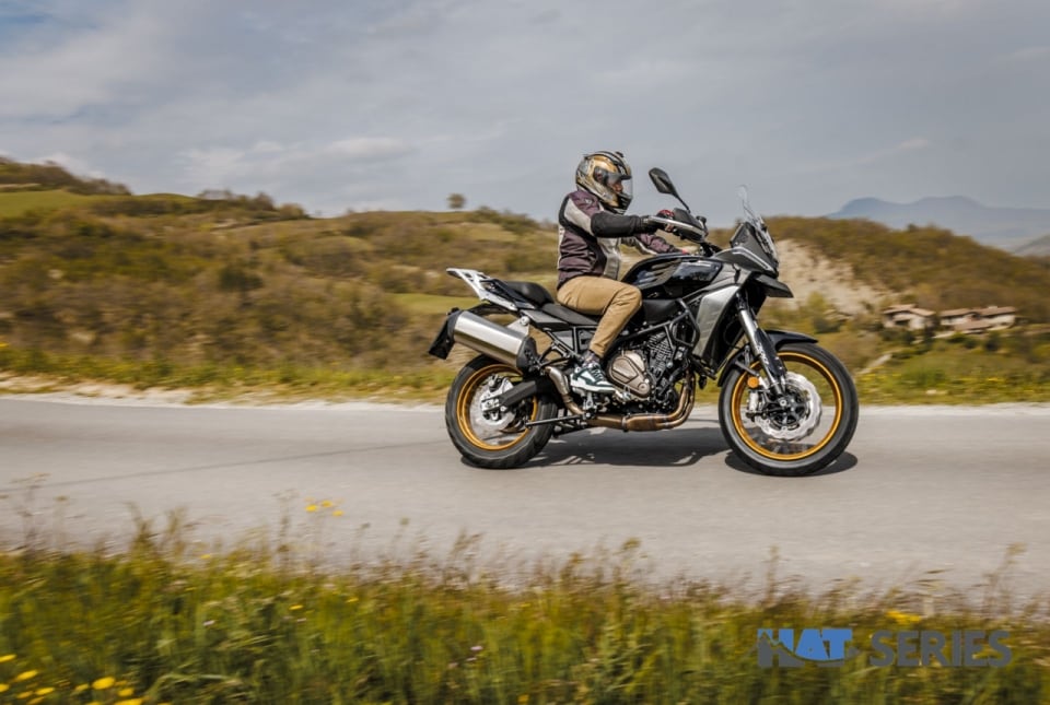 CROSSOVER 700 CINESI: tutte le rivali della Benelli TRK 702 a confronto