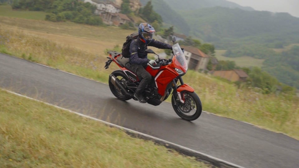 CROSSOVER 700 CINESI: tutte le rivali della Benelli TRK 702 a confronto