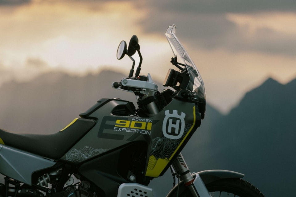 Husqvarna Norden 901 Expedition: Adventure media, soddisfazioni maxi (VIDEO)