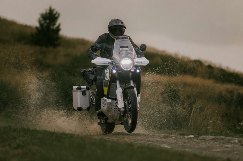 Husqvarna Norden 901 Expedition: Adventure media, soddisfazioni maxi (VIDEO)