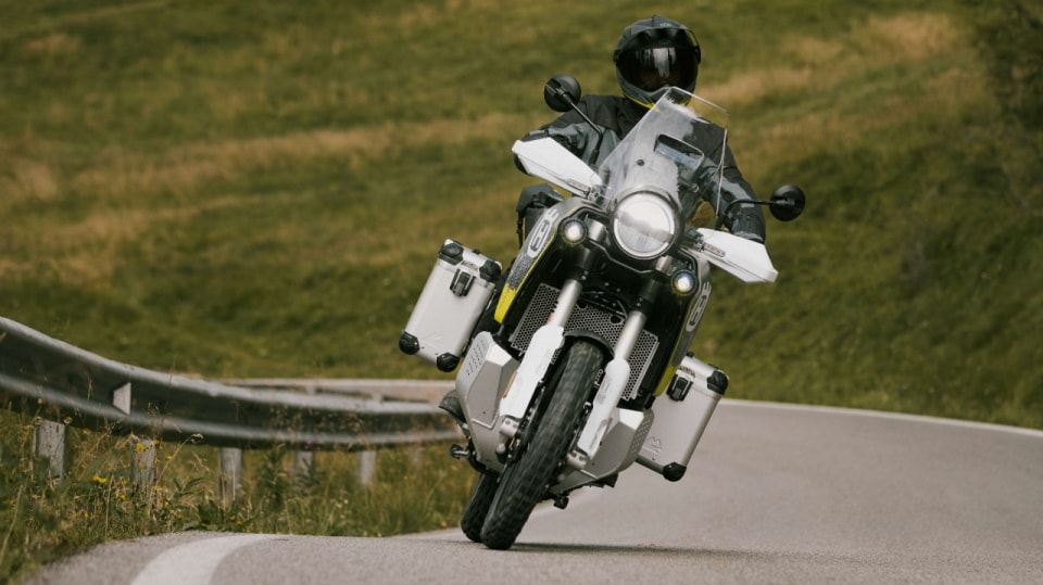 Husqvarna Norden 901 Expedition: Adventure media, soddisfazioni maxi (VIDEO)