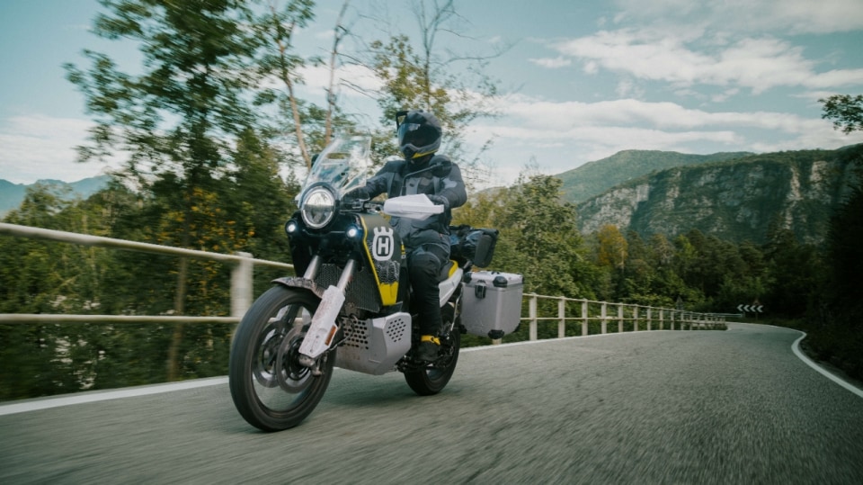 Husqvarna Norden 901 Expedition: Adventure media, soddisfazioni maxi (VIDEO)