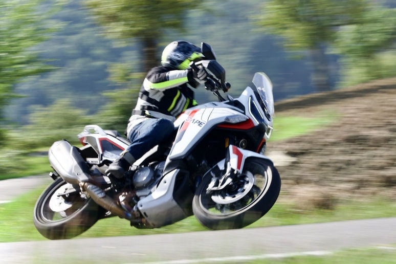 Moto Morini XCape 1200: no, non è la maxi adventure che vi immaginate, ma assomiglia di più a una maxi motard +VIDEO