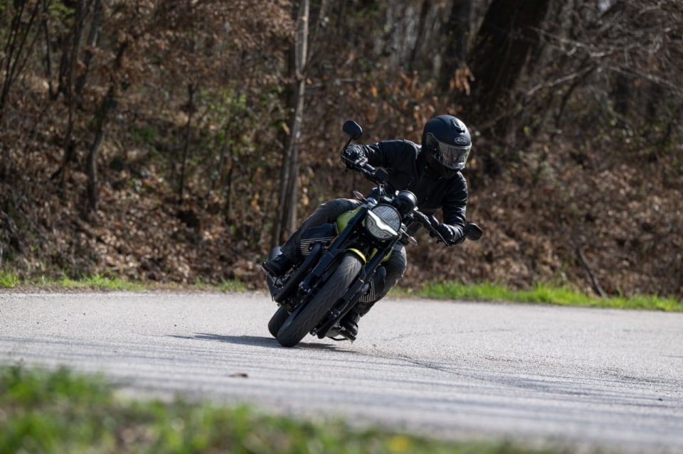 Moto Guzzi V7 Sport VS Triumph Speed Twin 900: qual è la miglior classic del 2025?