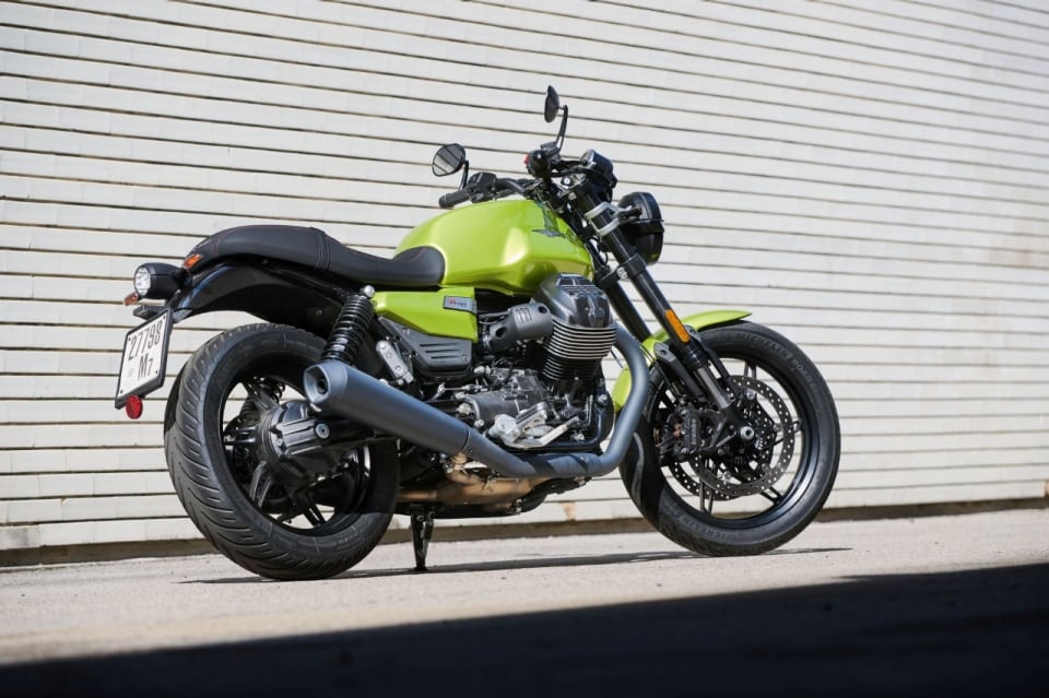 Moto Guzzi V7 Sport VS Triumph Speed Twin 900: qual è la miglior classic del 2025?