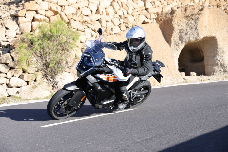 KTM 1390 Super Adventure S Evo: una moto che ce l'ha davvero grosso (il motore)