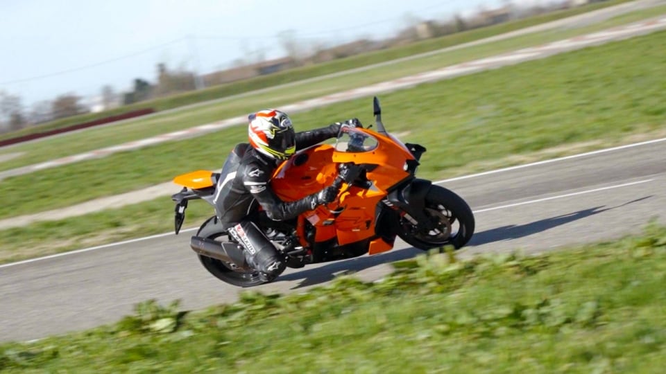 Panigale V2 S o KTM 990 RC R? Il Test a Testa