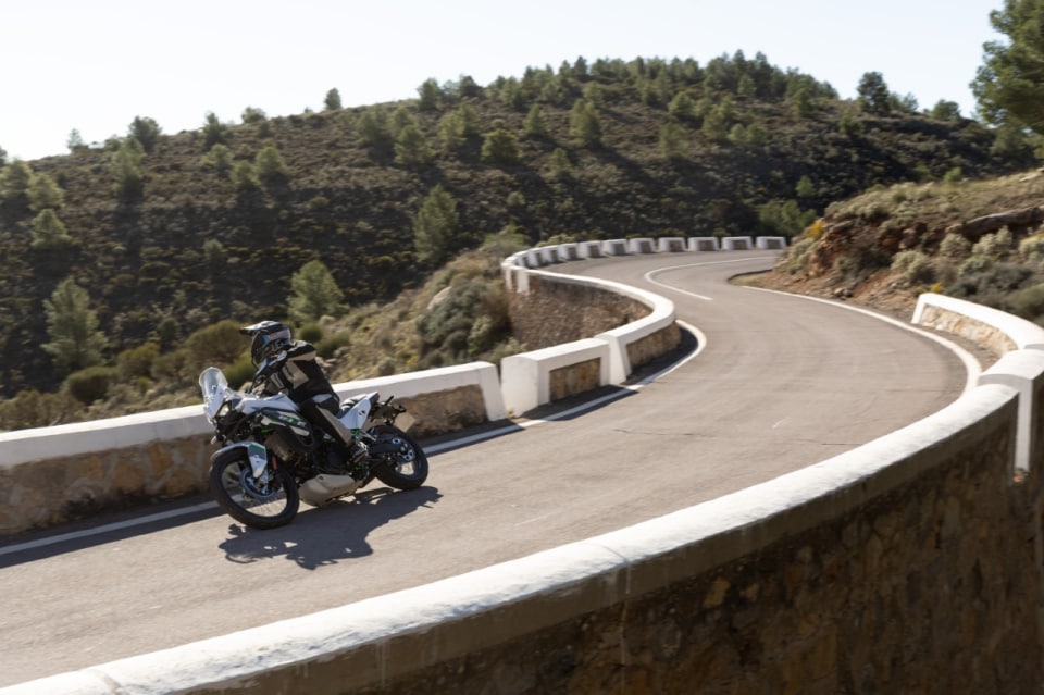 Test Kawasaki KLE 500: quando l’abito non fa il monaco