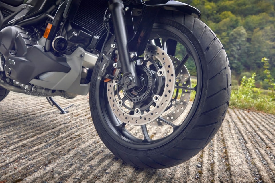 Honda NC750X VS Yamaha Tracer 7 Y-AMT: come vanno davvero le crossover automatiche per tutti